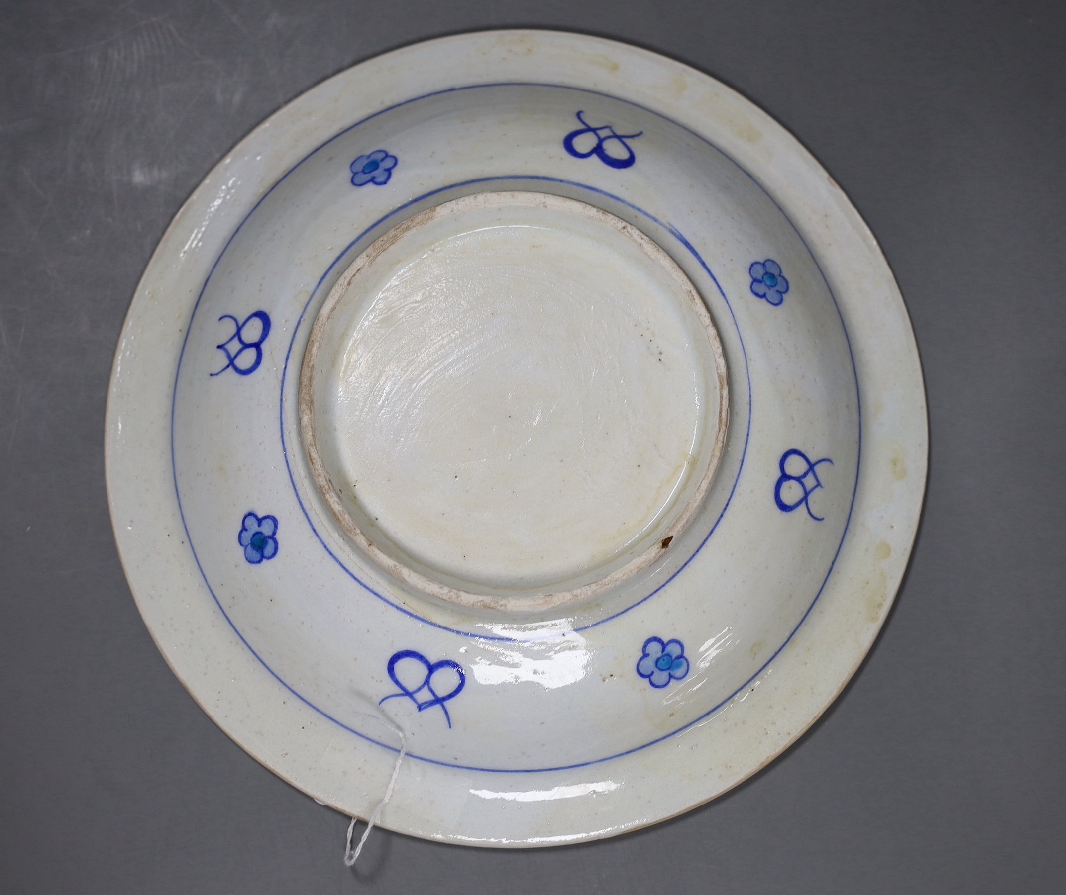 An Iznik pottery dish, 31cm diameter